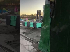 Caricamento dell'attrezzatura di divertimento sul camion