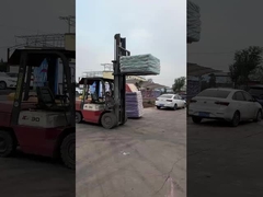 Caricamento dell'attrezzatura di divertimento sul camion