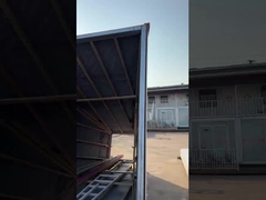 Caricamento dell'attrezzatura di divertimento sul camion