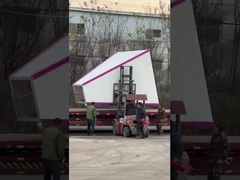 Caricamento dell'attrezzatura di divertimento sul camion