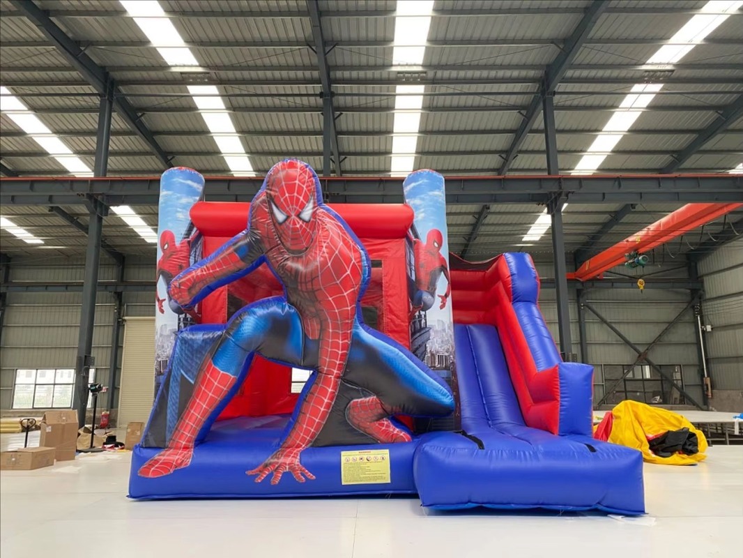 Castello gonfiabile a tema Spiderman con scivolo asciutto e soffiatore da 950w per bambini Festa 5*5*3.6m Dimensione 1-6 Persone Capacità