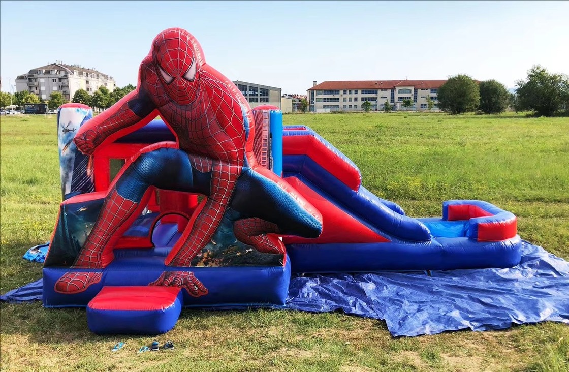 Castello gonfiabile a tema Spiderman con scivolo asciutto e soffiatore da 950w per bambini Festa 5*5*3.6m Dimensione 1-6 Persone Capacità