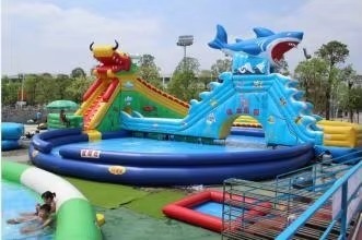 Parco acquatico gonfiabile da 14*18m con soffiatore da 1200w e 1-20 persone di capacità Dragon Shark Slide e grande piscina