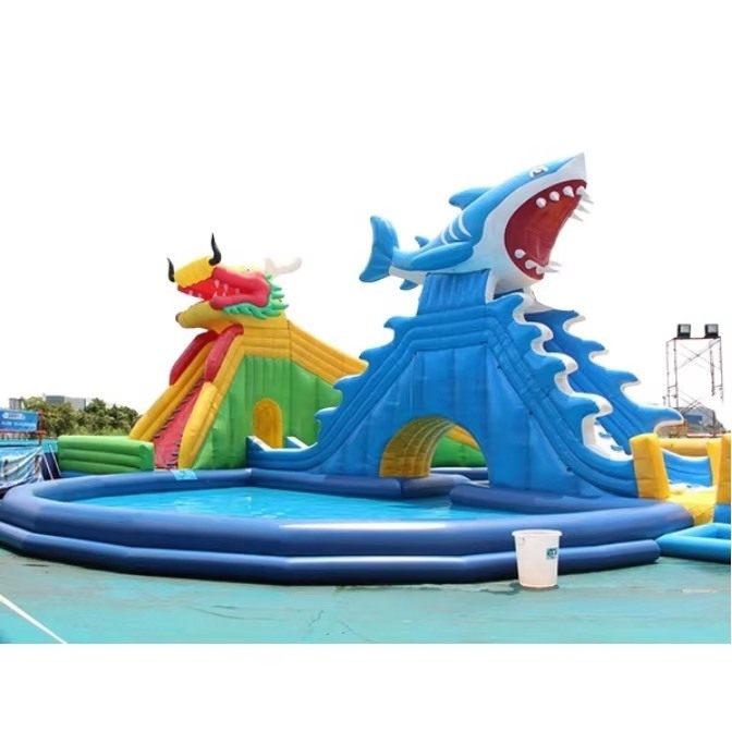 Parco acquatico gonfiabile da 14*18m con soffiatore da 1200w e 1-20 persone di capacità Dragon Shark Slide e grande piscina